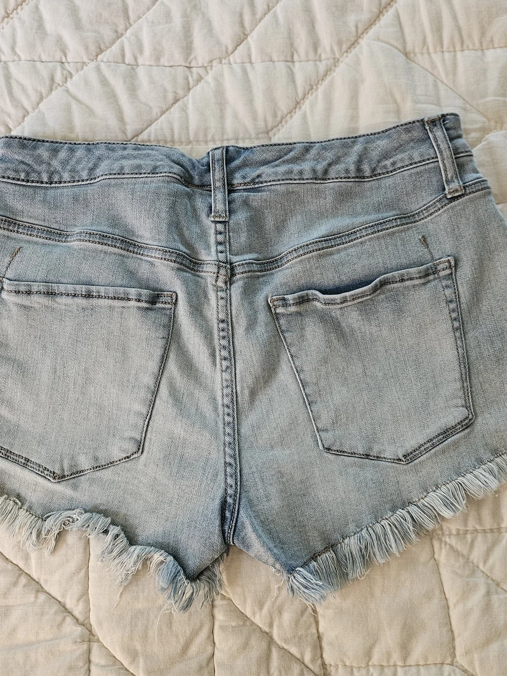 Massimo - High Rise Short - Floral Embroidered- Size 10/30 - Picture 2 of 8